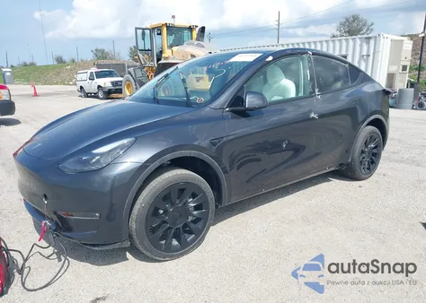 2024 Tesla Model Y z USA, uszkodzony, nr VIN 7SAYGAEE5RF074699
